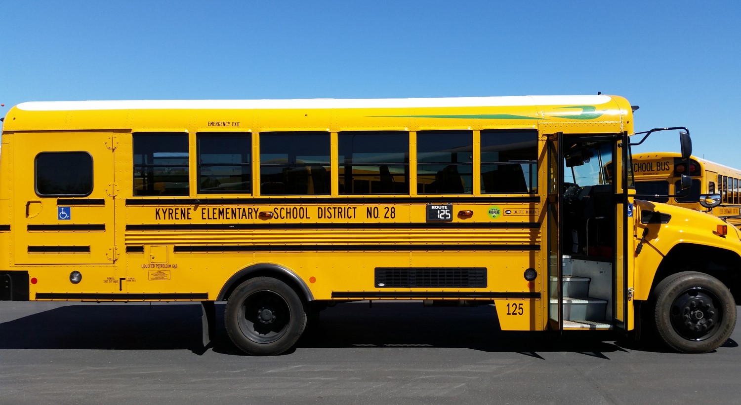Американский школьный автобус сбоку